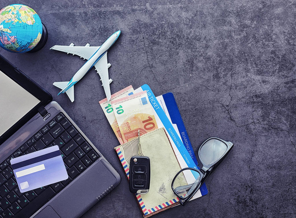 Uçak bileti ve uçuş için pasaport. Seyahat konsepti. Bilet - Fotoğraf, Görsel
