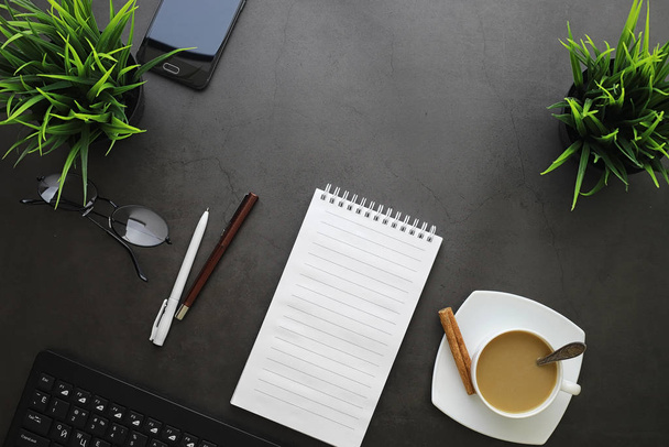 Office tło pulpitu z filiżanką kawy i utens pisania - Zdjęcie, obraz