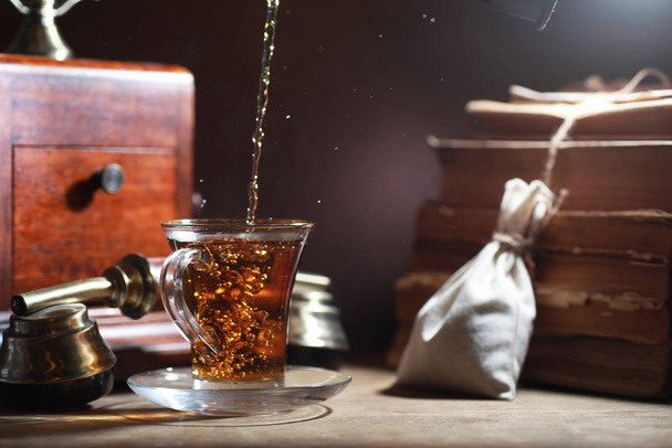 Thé à infuser sur une table en bois
 - Photo, image