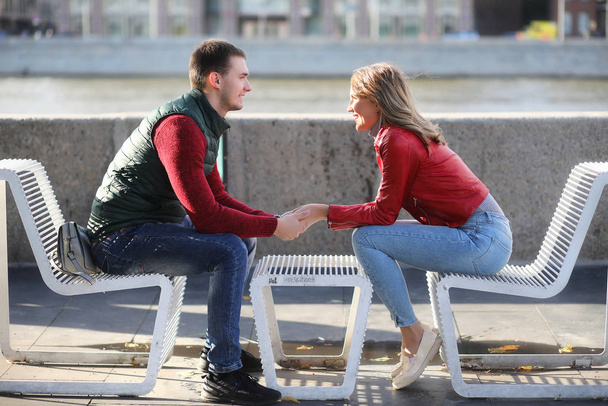 Schönes junges Paar bei Date im Park - Foto, Bild