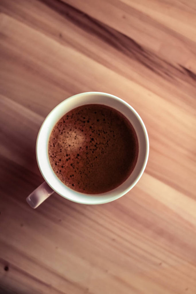 Πρωινή κούπα καφέ με γάλα σε μαρμάρινο επίπεδο lay, ζεστό ρόφημα - Φωτογραφία, εικόνα