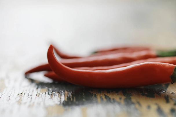 Горячий красный перец. Чилийский перец на черном
. - Фото, изображение