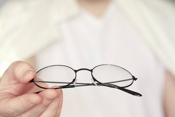 Η έννοια της κακής όρασης. Κρατήστε ένα φακό επαφής και γυαλιά σε h - Φωτογραφία, εικόνα