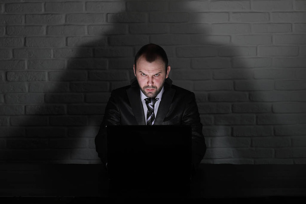 Haker w czarna maska i kaptur na stole - Zdjęcie, obraz