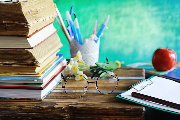Bildungskonzept. ein Stapel Lehrbücher und ein Buch auf dem Schreibtisch w - Foto, Bild