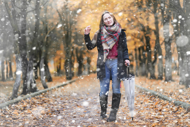 Dívka v parku při prvním sněžení - Fotografie, Obrázek