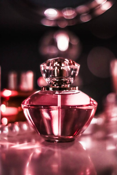 Butelka perfum i vintage zapach na stole próżności glamour w  - Zdjęcie, obraz