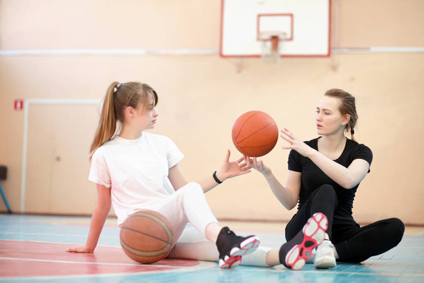 студентки играют в баскетбол в спортзале  - Фото, изображение