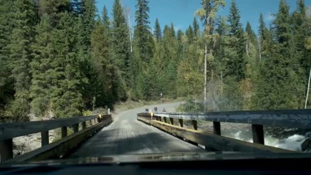 Winter mountain road with Rocky Mountains in a background, Alberta, Kanada Október 2019 - Felvétel, videó