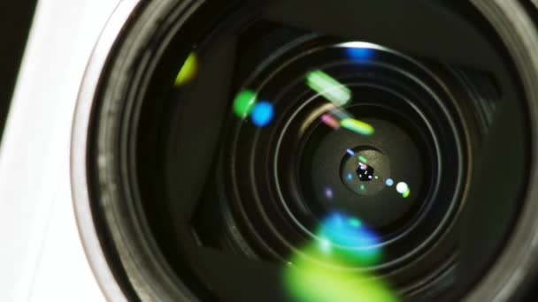 Primo piano della fotocamera compatta (punto e scatto) obiettivo e meccanismo delle lame di apertura. Riflessioni, brillamento delle lenti
 - Filmati, video
