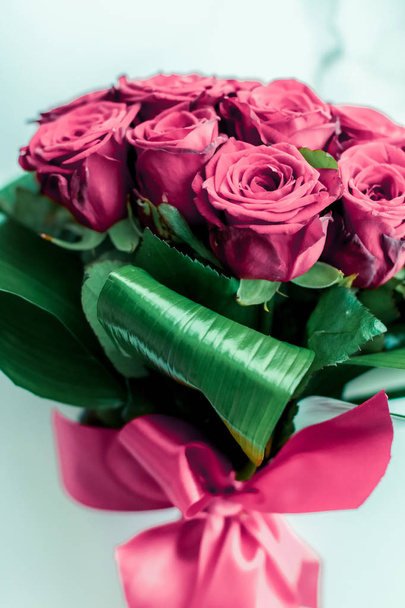 Розкішний букет з рожевих троянд на мармуровому фоні, красивий болото
 - Фото, зображення