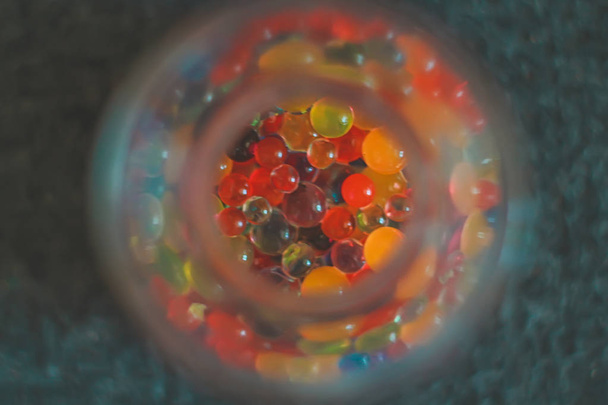 värikäs polymeeri pallot kannu
 - Valokuva, kuva