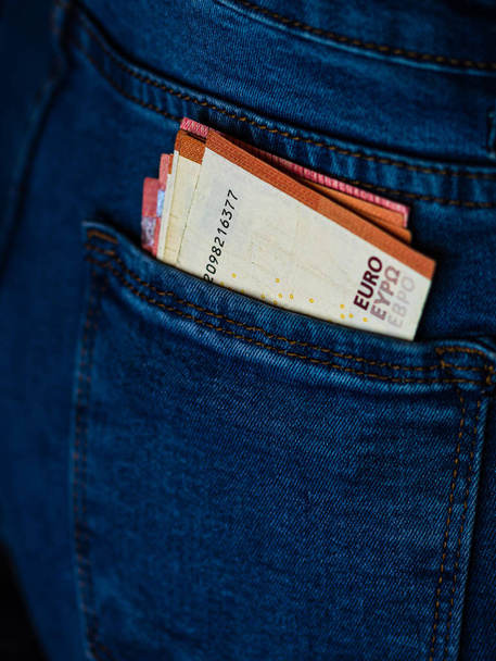 Banknoty z zamkniętymi oczami, pieniądze w kieszeni dżinsów. Euro kij z t - Zdjęcie, obraz