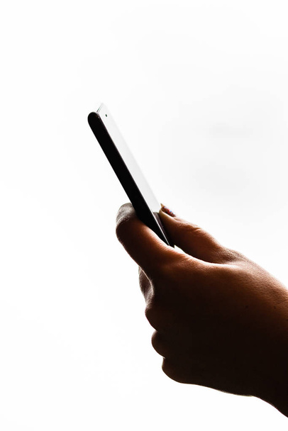 Femme main tenant un smartphone noir dans sa main. Adolescente
  - Photo, image