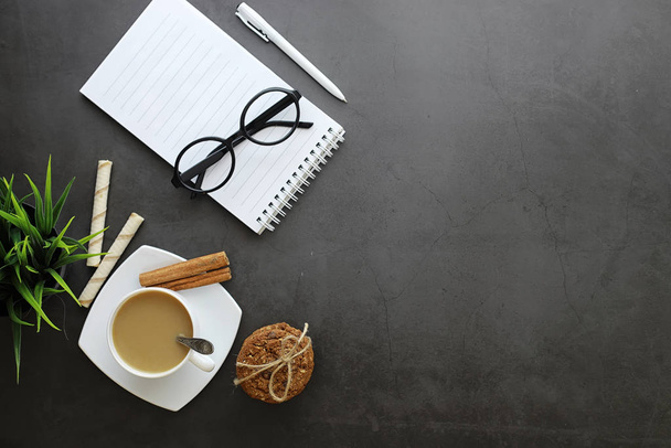 Fondo de escritorio de oficina con una taza de café y utensilios de escritura
 - Foto, imagen