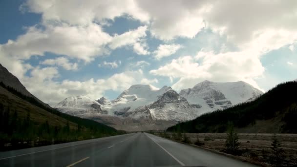 Arka planda Rocky Dağları olan kış yolu, Alberta, Kanada Ekim 2019 - Video, Çekim