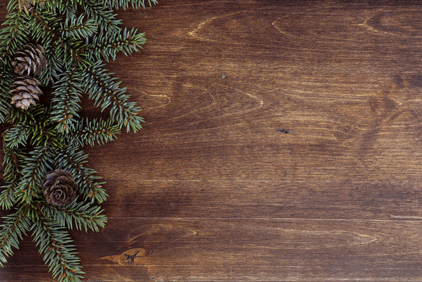 Lo sfondo di Capodanno. Rami di abete su un tavolo di legno. Nome dell'orso
 - Foto, immagini