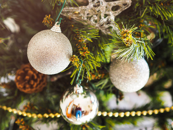 Weihnachtsbaum mit silbernen Kugeln. Festliche Stimmung - Foto, Bild