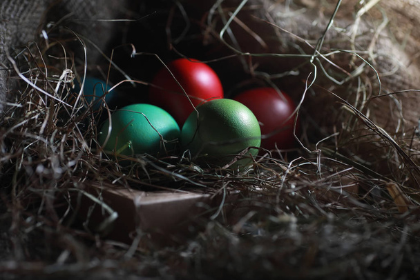 Пасхальные яйца на мешковине
 - Фото, изображение