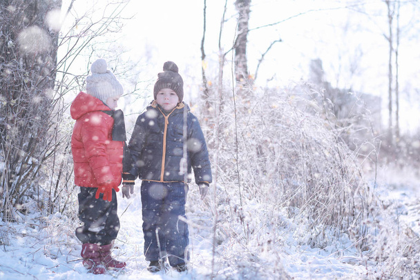 Kids walk in the park first snow - Fotoğraf, Görsel
