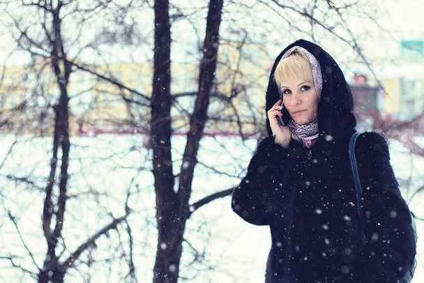 Holčičí zimní řeči sníh telefon - Fotografie, Obrázek