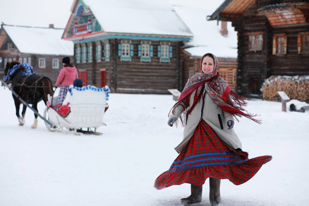Les gens en costume d'hiver traditionnel de l'âge médiéval paysan en Russie - Photo, image