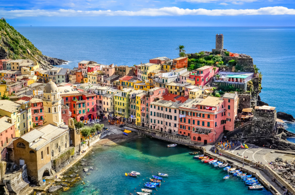 malowniczy widok na morze i port w kolorowe miejscowości vernazza, PW - Zdjęcie, obraz
