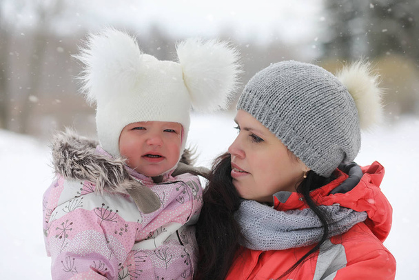 Kinder gehen im Winter im Park spazieren. Winterwald eine Familie mit - Foto, Bild
