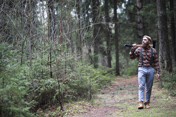 Vousatý dřevorubec s velkým ax  - Fotografie, Obrázek