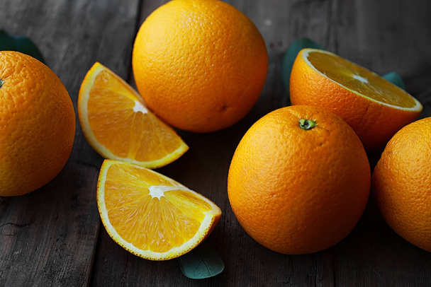 Orangene Zitrusfrüchte auf einem Steintisch. orangen Hintergrund. - Foto, Bild