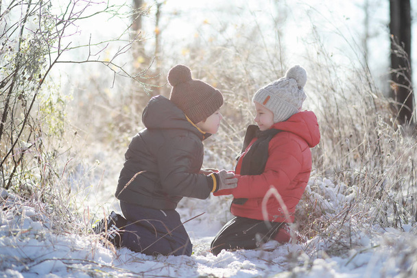 Τα παιδιά στο χειμερινό πάρκο παίζουν - Φωτογραφία, εικόνα