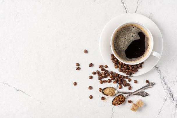 Ранкова чорна кава з цукром у білій чашці
 - Фото, зображення