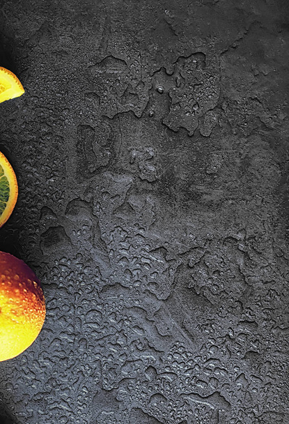 Frutas cítricas de laranja em uma mesa de pedra. Fundo laranja
. - Foto, Imagem
