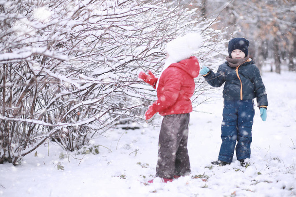 Les enfants marchent dans le parc première neige
 - Photo, image