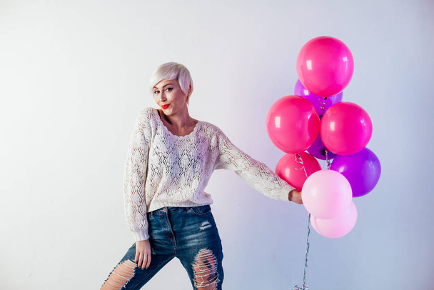 hermosa rubia con globos y regalos en la fiesta - Foto, imagen