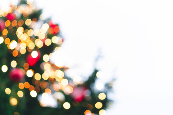 Fondo borroso de colorido árbol de Navidad brillante sobre un fondo blanco
. - Foto, Imagen