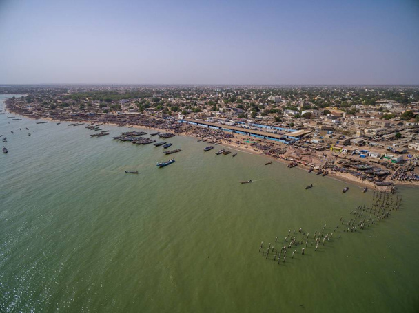 A high angle shot of the beach and the boats on the sea captured in Senegal, Africa - Foto, immagini