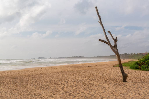 Ηρεμία κύματα ωκεανό κινείται προς την αμμώδη παραλία δημιουργώντας την τέλεια ατμόσφαιρα διακοπών - Φωτογραφία, εικόνα