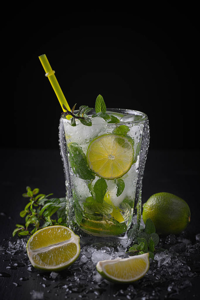 Mojito cocktail in a bur on a rustic table - Foto, Imagem
