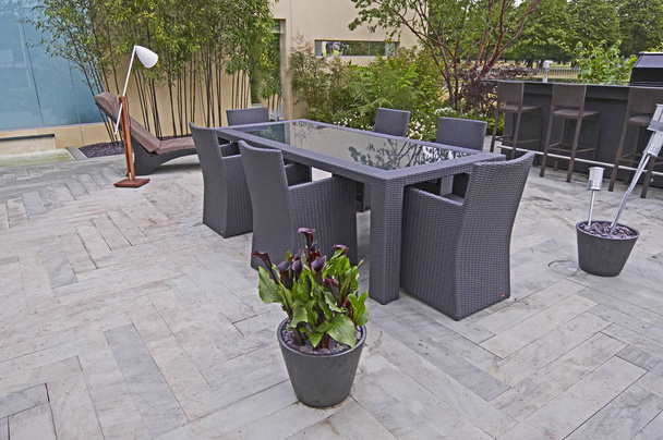 . Una moderna terraza jardín con amplias instalaciones para comer y comer al aire libre
  - Foto, Imagen