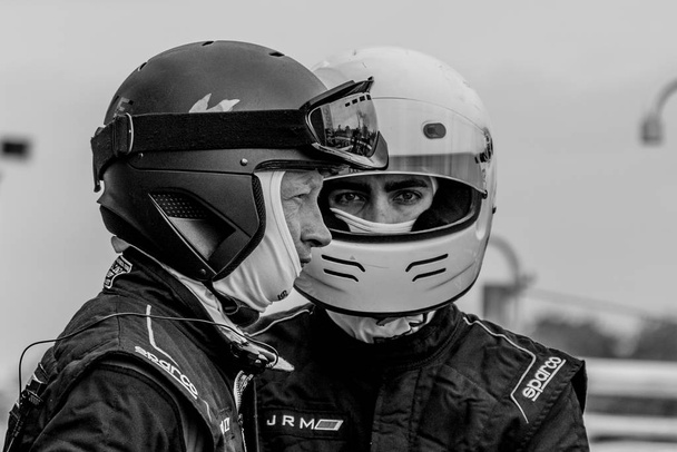 Race drivers facing two directions - 写真・画像
