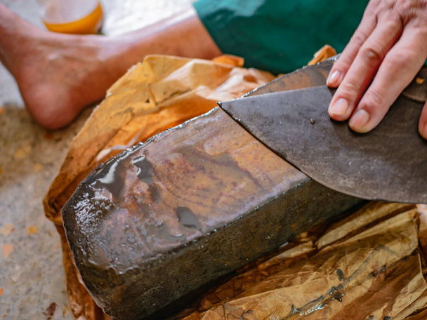 Крупним планом Люди гострили ножа-розсіювача на камені
 - Фото, зображення