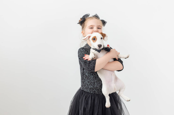 Lemmikit ja eläin käsite - Lapsi tyttö leikkii pentu Jack Russell Terrier
. - Valokuva, kuva
