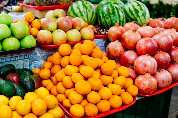 owoce i warzywa jabłka pomarańcze pomidory mandarynki melony 1 - Zdjęcie, obraz