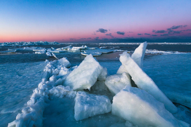 Sea coast with ice in winter season - Foto, imagen