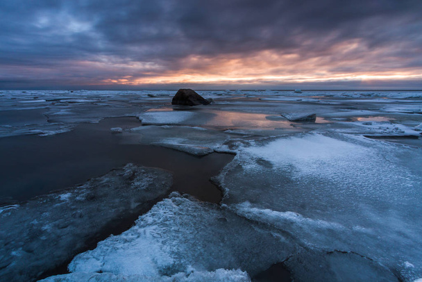Winter sea coast at sunset - Foto, immagini