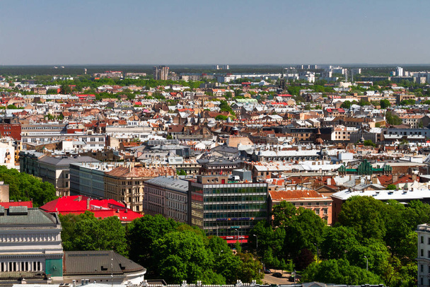 Widok z lotu ptaka na nowoczesne europejskie miasto - Zdjęcie, obraz