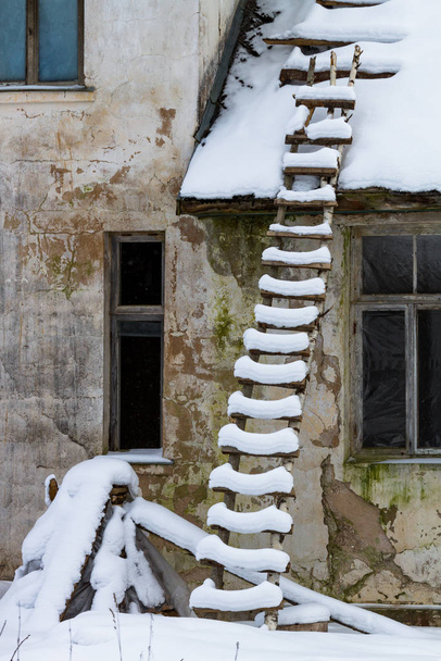 Stará budova ve sněhu v zimním období - Fotografie, Obrázek