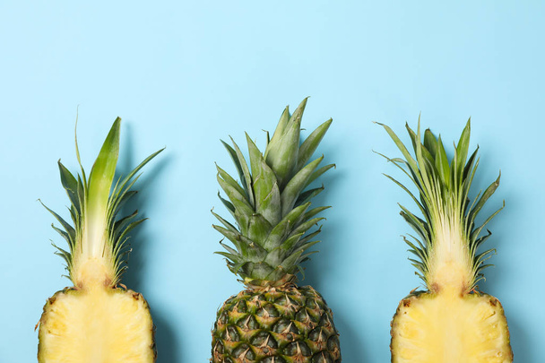 Ananas auf blauem Hintergrund, Draufsicht. saftige Früchte - Foto, Bild
