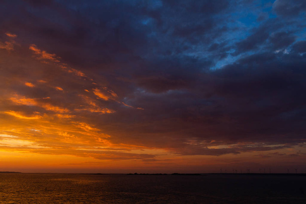 Paesaggio marino all'ora del tramonto
 - Foto, immagini